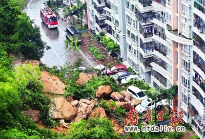 珠海特大暴雨引發(fā)山體滑坡 巨石砸入小區(qū)